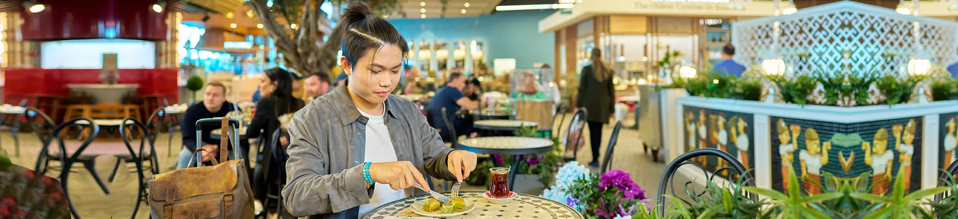  istanbul havalimanında yemek yiyen yolcu görseli