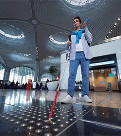 istanbul havalimanında görme engelli bir yolcu görseli