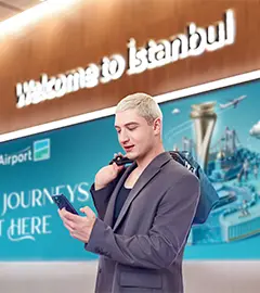 istanbul havalimanındaki lounge'a doğru valiziyle yürüyen yolcu görseli
