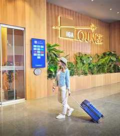 istanbul havalimanındaki lounge'a doğru valiziyle yürüyen yolcu görseli
