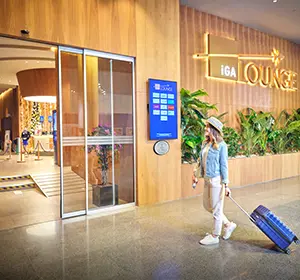 istanbul havalimanındaki lounge'a yürüyen yolcu görseli